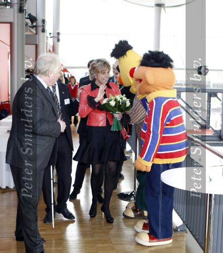Den Haag 25 februari 2010
Prinses laurentien ontvangt het eerste sesamstraat boek in Madurodam.
Lisa Wade presenteert het programma.
Peter Smulders bv