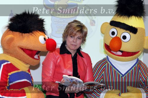 Den Haag 25 februari 2010
Prinses laurentien ontvangt het eerste sesamstraat boek in Madurodam.
Lisa Wade presenteert het programma.
Peter Smulders bv