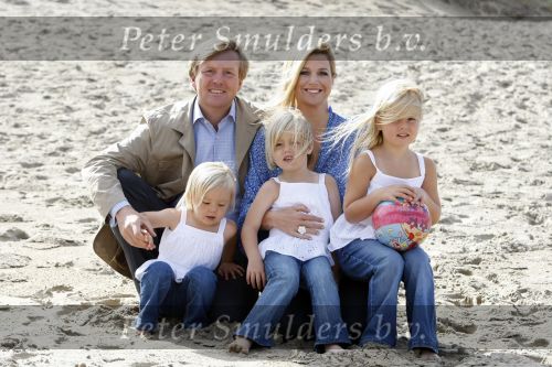 Wassenaar 20 juli 2009
Fotouurtje met Prins Willem Alexander, Prinses Maxima, Prinses Amalia, Prinses Alexia en Prinses Ariane op het strand van Wassenaar