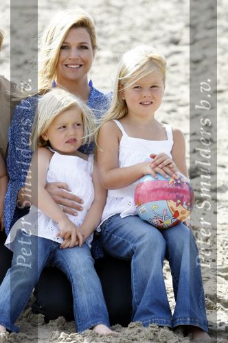 Wassenaar 20 juli 2009
Fotouurtje met Prins Willem Alexander, Prinses Maxima, Prinses Amalia, Prinses Alexia en Prinses Ariane op het strand van Wassenaar