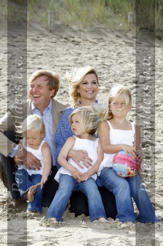 Wassenaar 20 juli 2009
Fotouurtje met Prins Willem Alexander, Prinses Maxima, Prinses Amalia, Prinses Alexia en Prinses Ariane op het strand van Wassenaar