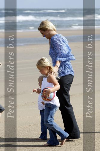 Wassenaar 20 juli 2009
Fotouurtje met Prins Willem Alexander, Prinses Maxima, Prinses Amalia, Prinses Alexia en Prinses Ariane op het strand van Wassenaar