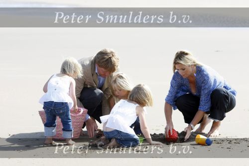 Wassenaar 20 juli 2009
Fotouurtje met Prins Willem Alexander, Prinses Maxima, Prinses Amalia, Prinses Alexia en Prinses Ariane op het strand van Wassenaar