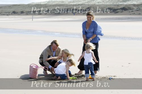 Wassenaar 20 juli 2009
Fotouurtje met Prins Willem Alexander, Prinses Maxima, Prinses Amalia, Prinses Alexia en Prinses Ariane op het strand van Wassenaar