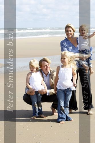 Wassenaar 20 juli 2009
Fotouurtje met Prins Willem Alexander, Prinses Maxima, Prinses Amalia, Prinses Alexia en Prinses Ariane op het strand van Wassenaar