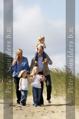 Wassenaar 20 juli 2009
Fotouurtje met Prins Willem Alexander, Prinses Maxima, Prinses Amalia, Prinses Alexia en Prinses Ariane op het strand van Wassenaar