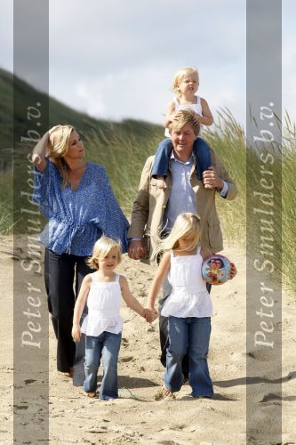 Wassenaar 20 juli 2009
Fotouurtje met Prins Willem Alexander, Prinses Maxima, Prinses Amalia, Prinses Alexia en Prinses Ariane op het strand van Wassenaar