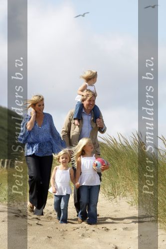 Wassenaar 20 juli 2009
Fotouurtje met Prins Willem Alexander, Prinses Maxima, Prinses Amalia, Prinses Alexia en Prinses Ariane op het strand van Wassenaar