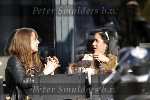 Amsterdam 9 maart 2010
Priscilla Brard Nasi op terras met een vriendin.
Peter Smulders bv