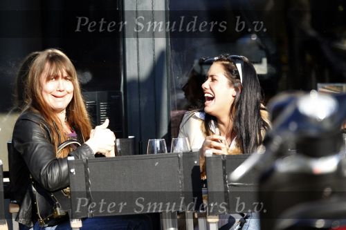 Amsterdam 9 maart 2010
Priscilla Brard Nasi op terras met een vriendin.
Peter Smulders bv