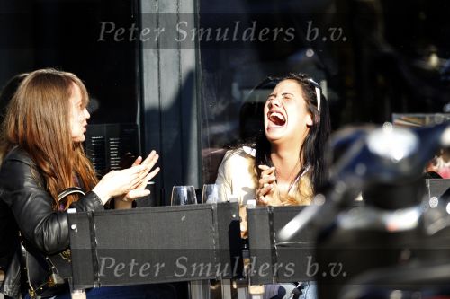 Amsterdam 9 maart 2010
Priscilla Brard Nasi op terras met een vriendin.
Peter Smulders bv