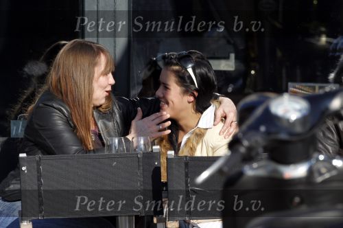 Amsterdam 9 maart 2010
Priscilla Brard Nasi op terras met een vriendin.
Peter Smulders bv