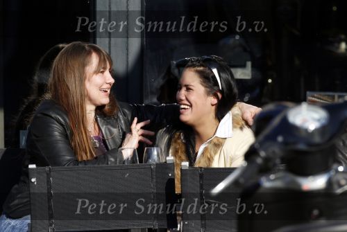 Amsterdam 9 maart 2010
Priscilla Brard Nasi op terras met een vriendin.
Peter Smulders bv