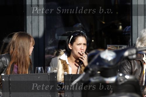 Amsterdam 9 maart 2010
Priscilla Brard Nasi op terras met een vriendin.
Peter Smulders bv