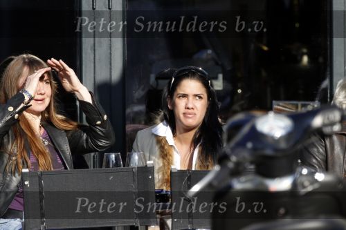 Amsterdam 9 maart 2010
Priscilla Brard Nasi op terras met een vriendin.
Peter Smulders bv