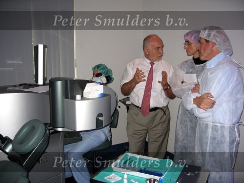 Zurich, 27 November 2006
Prof. Dr. Med Dr. Theo Seiler, wereldberoemd oogspecialist in gesprek met Nederlands oogchirurg Dr. Piet Meurs uit Eindhoven