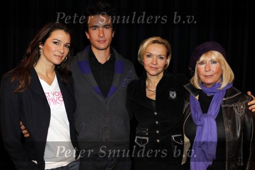 Amsterdam 25 januari 2010
Presentatie als de dood. ..met Renee Soutendijk Sjoerd Pleijsier Diana Dobbelam Samora Bergtop en Titus Boonstra. Willeke Alberti Quincy trustfull Aram v d Rest en Mariska v Kolck
Peter Smulders bv