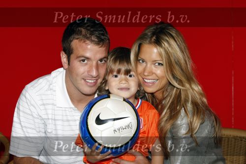 Beverwijk 13 juni 2009
Rafael v d Vaart met Sylvie en Damian bij het straatvoetbaltournooi dat zijn naam draagt.
Peter Smulders bv