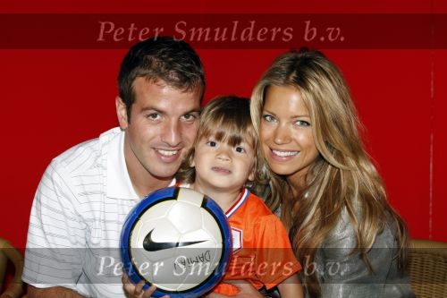 Beverwijk 13 juni 2009
Rafael v d Vaart met Sylvie en Damian bij het straatvoetbaltournooi dat zijn naam draagt.
Peter Smulders bv