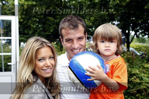Beverwijk 13 juni 2009
Rafael v d Vaart met Sylvie en Damian bij het straatvoetbaltournooi dat zijn naam draagt.
Peter Smulders bv