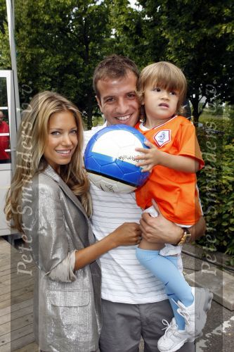 Beverwijk 13 juni 2009
Rafael v d Vaart met Sylvie en Damian bij het straatvoetbaltournooi dat zijn naam draagt.
Peter Smulders bv