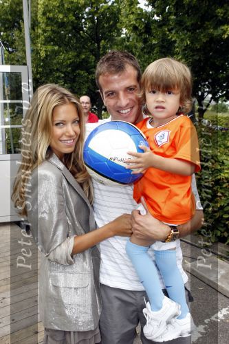 Beverwijk 13 juni 2009
Rafael v d Vaart met Sylvie en Damian bij het straatvoetbaltournooi dat zijn naam draagt.
Peter Smulders bv