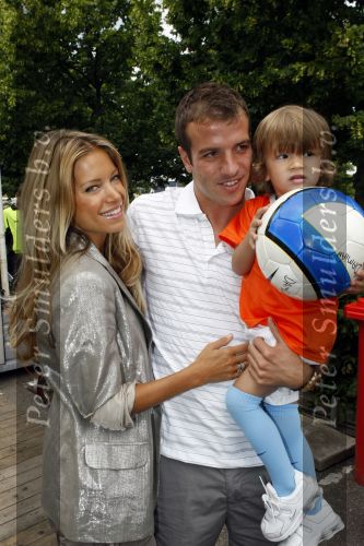 Beverwijk 13 juni 2009
Rafael v d Vaart met Sylvie en Damian bij het straatvoetbaltournooi dat zijn naam draagt.
Peter Smulders bv
