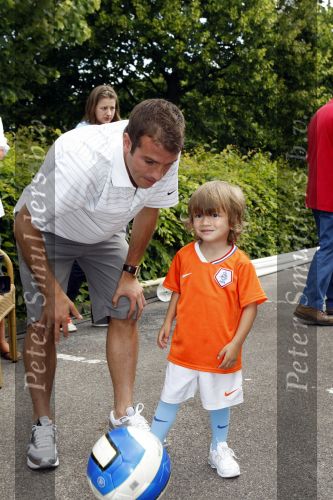 Beverwijk 13 juni 2009
Rafael v d Vaart met Sylvie en Damian bij het straatvoetbaltournooi dat zijn naam draagt.
Peter Smulders bv