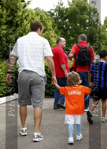 Beverwijk 13 juni 2009
Rafael v d Vaart met Sylvie en Damian bij het straatvoetbaltournooi dat zijn naam draagt.
Peter Smulders bv
