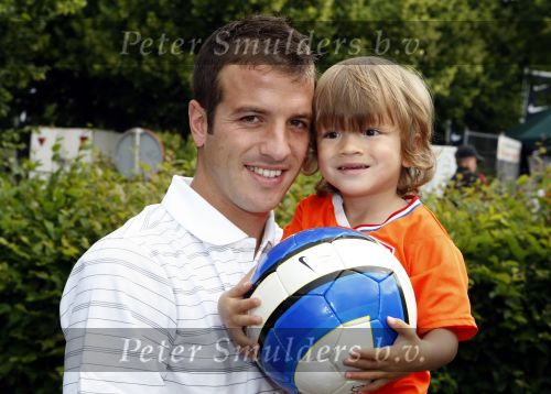 Beverwijk 13 juni 2009
Rafael v d Vaart met Sylvie en Damian bij het straatvoetbaltournooi dat zijn naam draagt.
Peter Smulders bv