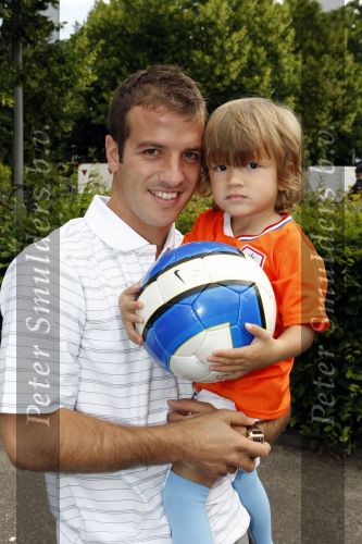 Beverwijk 13 juni 2009
Rafael v d Vaart met Sylvie en Damian bij het straatvoetbaltournooi dat zijn naam draagt.
Peter Smulders bv
