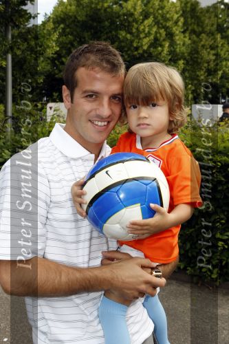 Beverwijk 13 juni 2009
Rafael v d Vaart met Sylvie en Damian bij het straatvoetbaltournooi dat zijn naam draagt.
Peter Smulders bv