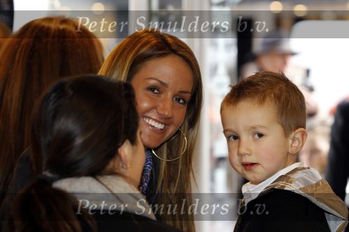 Amsterdam 6 maart 2010
Ramona Streekstra mat haar zoontje Jessey Sneijders bij azzuro kids ivm Orange Babies aktie.
Peter Smulders bv