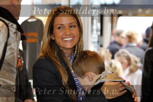 Amsterdam 6 maart 2010
Ramona Streekstra mat haar zoontje Jessey Sneijders bij azzuro kids ivm Orange Babies aktie.
Peter Smulders bv