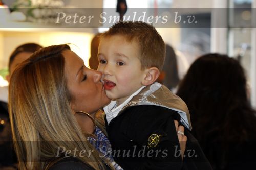 Amsterdam 6 maart 2010
Ramona Streekstra mat haar zoontje Jessey Sneijders bij azzuro kids ivm Orange Babies aktie.
Peter Smulders bv