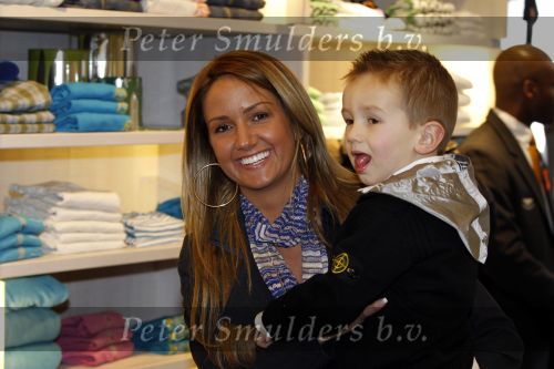 Amsterdam 6 maart 2010
Ramona Streekstra mat haar zoontje Jessey Sneijders bij azzuro kids ivm Orange Babies aktie.
Peter Smulders bv