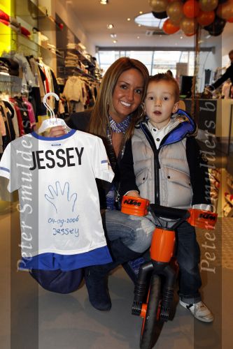Amsterdam 6 maart 2010
Ramona Streekstra mat haar zoontje Jessey Sneijders bij azzuro kids ivm Orange Babies aktie.
Peter Smulders bv