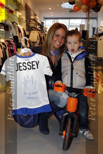 Amsterdam 6 maart 2010
Ramona Streekstra mat haar zoontje Jessey Sneijders bij azzuro kids ivm Orange Babies aktie.
Peter Smulders bv
