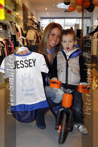 Amsterdam 6 maart 2010
Ramona Streekstra mat haar zoontje Jessey Sneijders bij azzuro kids ivm Orange Babies aktie.
Peter Smulders bv