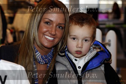 Amsterdam 6 maart 2010
Ramona Streekstra mat haar zoontje Jessey Sneijders bij azzuro kids ivm Orange Babies aktie.
Peter Smulders bv