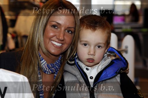 Amsterdam 6 maart 2010
Ramona Streekstra mat haar zoontje Jessey Sneijders bij azzuro kids ivm Orange Babies aktie.
Peter Smulders bv