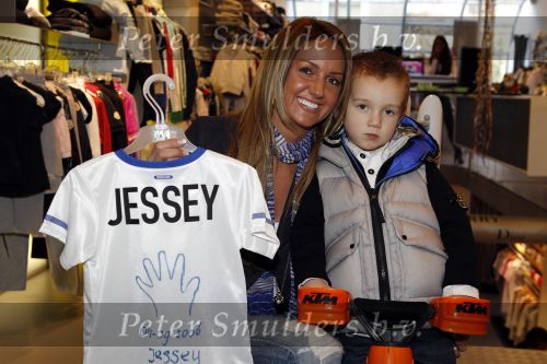 Amsterdam 6 maart 2010
Ramona Streekstra mat haar zoontje Jessey Sneijders bij azzuro kids ivm Orange Babies aktie.
Peter Smulders bv
