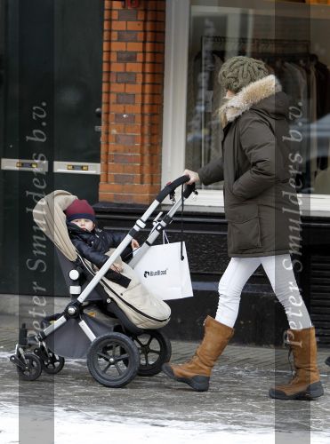 Amsterdam 11 februari 2010
Renate Verbaan achter de kinderwagen met Julian.
Peter Smulders bv