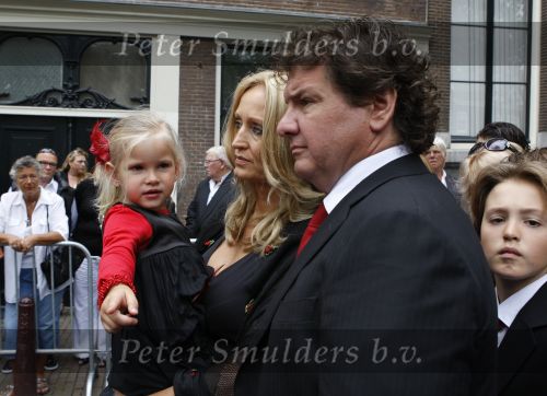 Amsterdam, 27 Juni 2009
Begrafenis Bolle Jan ( Jan Frogr )
Rene Froger met Natasja Froger en zussen en kinderen en kleinkinderen
Foto Peter Smulders BV