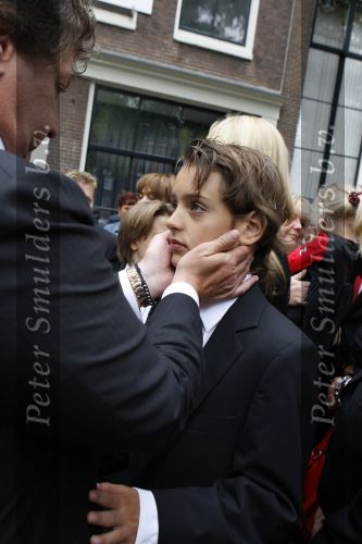 Amsterdam, 27 Juni 2009
Begrafenis Bolle Jan ( Jan Frogr )
Rene Froger met Natasja Froger en zussen en kinderen en kleinkinderen
Foto Peter Smulders BV