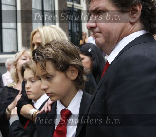 Amsterdam, 27 Juni 2009
Begrafenis Bolle Jan ( Jan Frogr )
Rene Froger met Natasja Froger en zussen en kinderen en kleinkinderen
Foto Peter Smulders BV