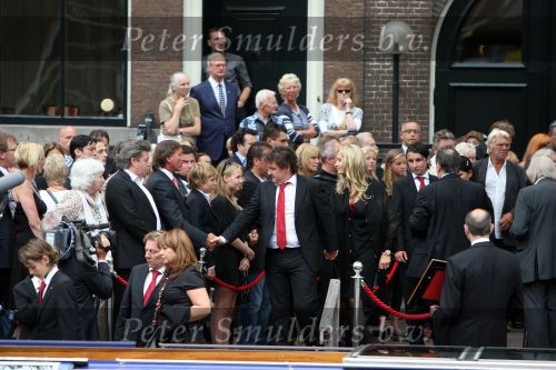Amsterdam, 27 Juni 2009
Begrafenis Bolle Jan ( Jan Frogr )
Rene Froger met Theo Dietz, Natasja Froger en zussen en kinderen en kleinkinderen
Foto Peter Smulders BV