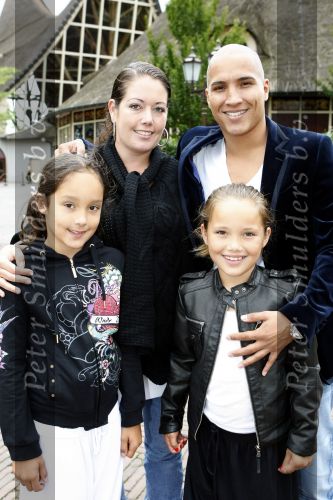 Kaatsheuvel 2 augustus 2009
Premiere show in de efteling. Roan X factor met vrouw en dochters
Peter Smulders bv