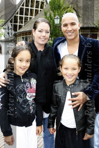 Kaatsheuvel 2 augustus 2009
Premiere show in de efteling. Roan X factor met vrouw en dochters
Peter Smulders bv