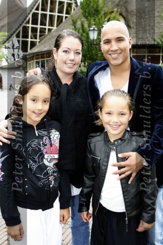 Kaatsheuvel 2 augustus 2009
Premiere show in de efteling. Roan X factor met vrouw en dochters
Peter Smulders bv